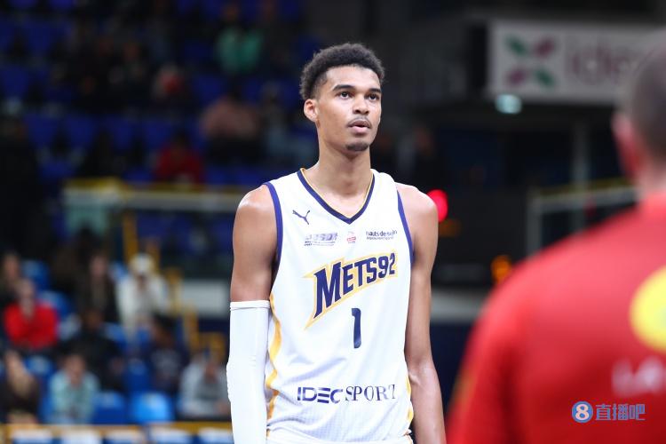 文班亚马:科比逝世后我每天都想他 我以他做榜样挑战自己极限