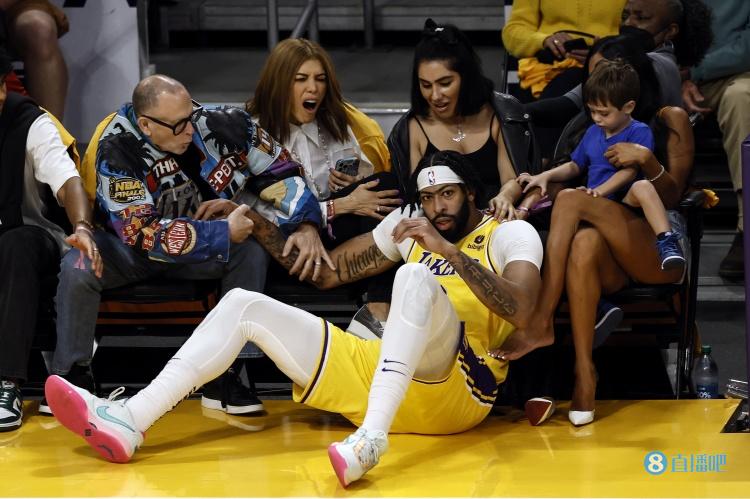 群主上线!浓眉18中11空砍全场最高29分 末节仅1次出手得到4分