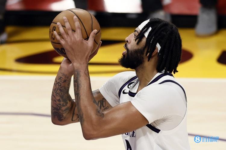 里夫斯:今晚心态就是把球给浓眉 他这赛季的表现就像“怪物”
