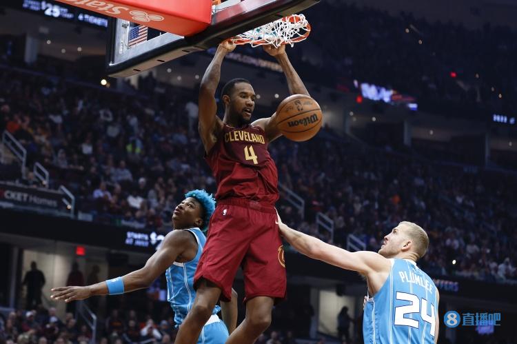 出彩！小莫布里14中9砍下21分18板5助1断2帽 篮板创生涯新高