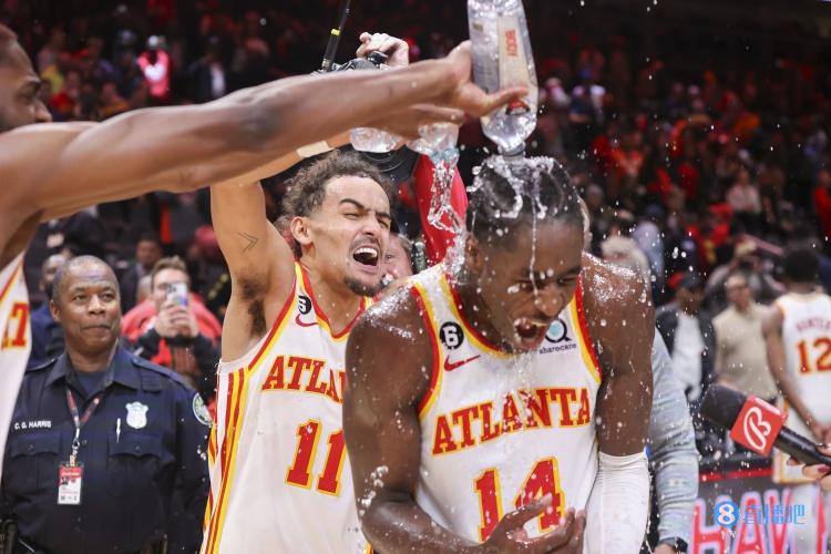 老鹰官推:回想格里芬在父亲面前压哨绝杀 篮球怎能如此浪漫?