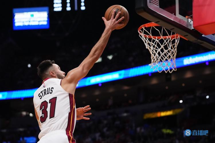 有点铁！斯特鲁斯23投仅7中得到19分 三分15投4中！