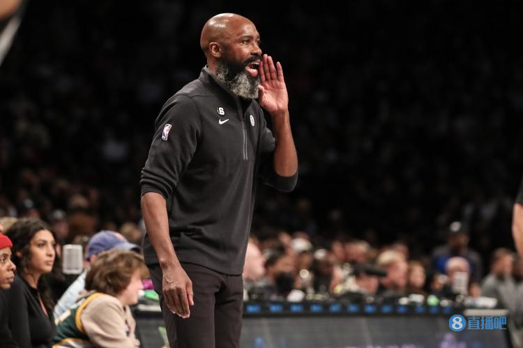 沃恩:一些防守回合里我们掐长两分结果给了三分机会 这很蠢