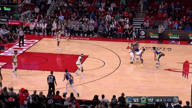 ?晚安!库里最后时刻投进高难度三分 火箭教练组成员反应夸张