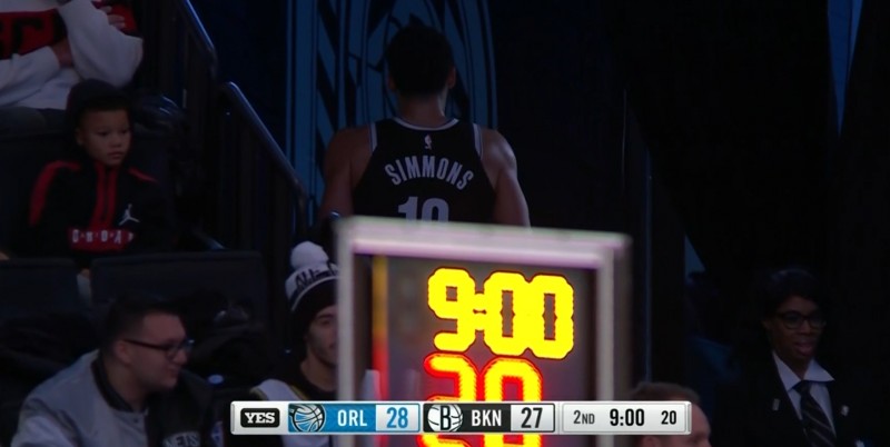 自行返回更衣室！篮网官方：西蒙斯左膝酸痛提前退出比赛