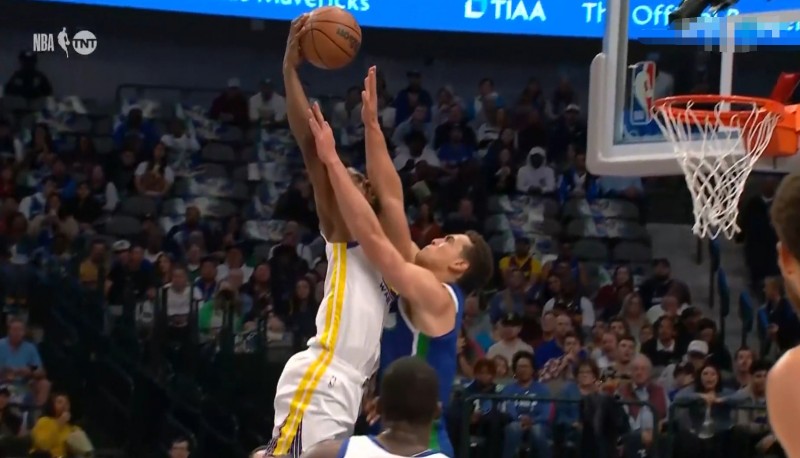 这场地我熟啊!维金斯过掉东契奇险些隔扣鲍威尔