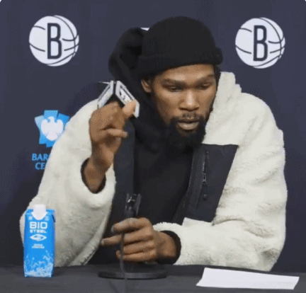 ?KD以为扯坏了话筒 惊出表情包