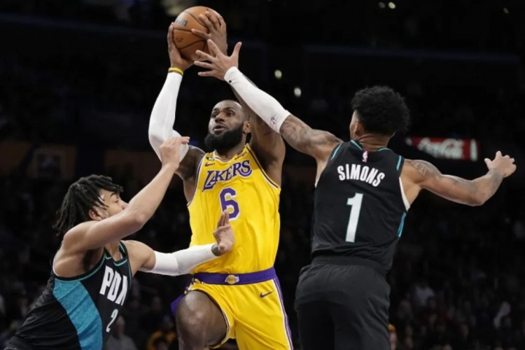 湖人到底换不换特纳和希尔德?