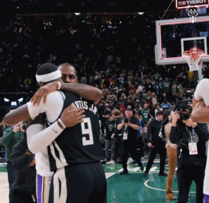 互道尊重!詹姆斯、戴维斯与字母哥拥抱 哈姆与老同事一一相拥