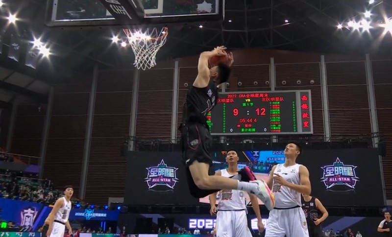 郭艾伦远程制导助攻张镇麟双手空接袭筐！