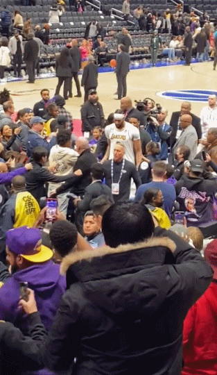 ?实力为尊！浓眉赛后受到客场球迷夹道欢呼 并将发带送出