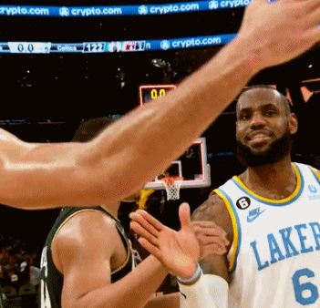 NBA官推晒詹姆斯&塔图姆赛后拥抱:感谢两位今晚的表演! ?