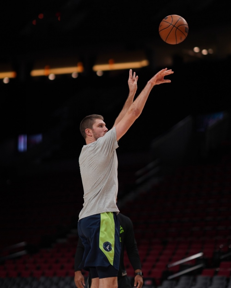 瑞安:拉塞尔第一次见到我很惊讶 他说“该死的湖人做了些什么”