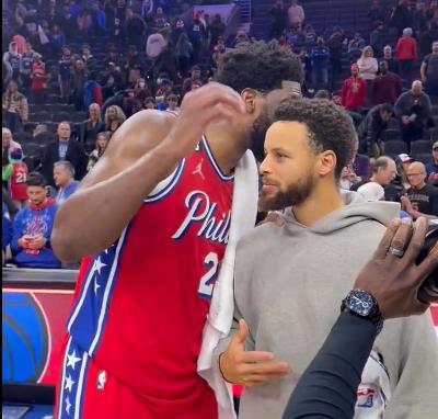 ?聊啥那么开心呢?库里恩比德赛后讲悄悄话