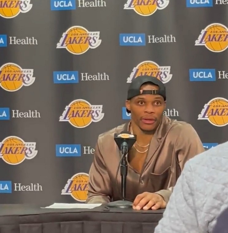 还有谁没听见?威少让记者重复：你来湖人前就是NBA三双王