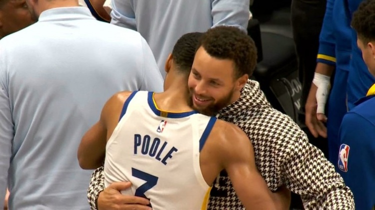 ?今天你就是我！库里暂停期间拥抱普尔 一脸欣慰！