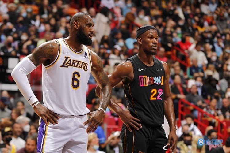 话事人对飚!詹姆斯半场9中5拿15分6板5助 巴特勒11中7拿19分