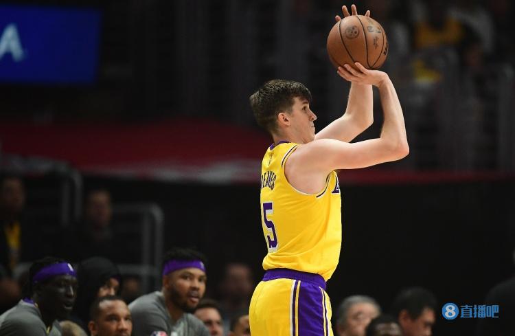 威少:里夫斯年纪轻轻就知道如何正确打球 这在联盟并不多见