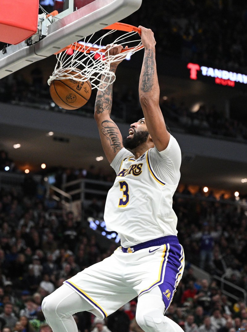 无解！浓眉全场18中12砍下34分15板7助2断1帽 单节17分助队获胜