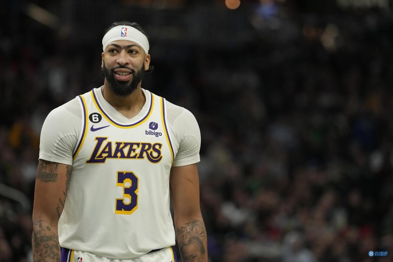 浓眉加时赛仅触球2次 1次手递手传球 1次近24秒接球压哨三分未进