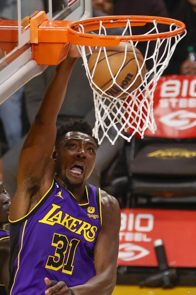 半场欠佳不要紧!T-布莱恩特谈更衣室鼓励自己:这场我们在你身边