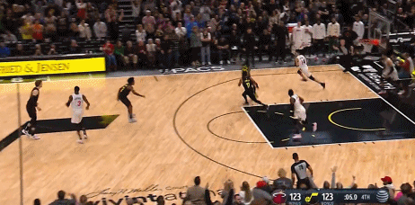 希罗后场接球单骑闯关 骑马射箭三分绝杀爵士