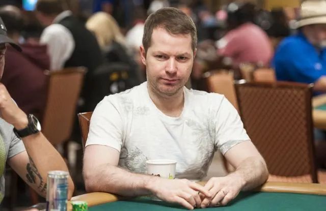 【EV扑克】翻牌圈拿到这手暗三条,怎么打?