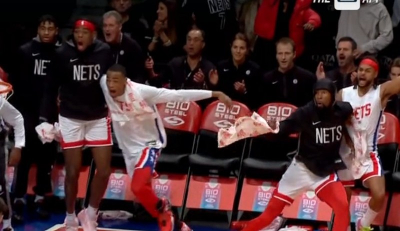 ?这气质！欧文战斧补扣 KD替补席吓出表情包