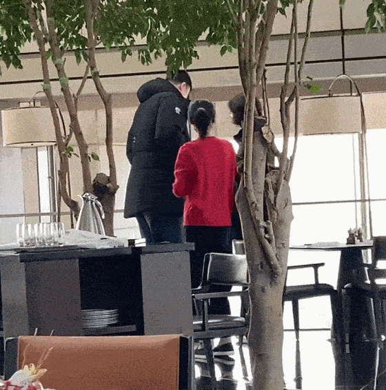 12岁就快1米9了？网友偶遇姚明一家三口 姚沁蕾身高接近叶莉