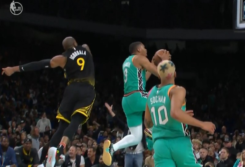 优雅~ 凯尔登空中折叠躲开伊戈达拉 再接双手暴扣！