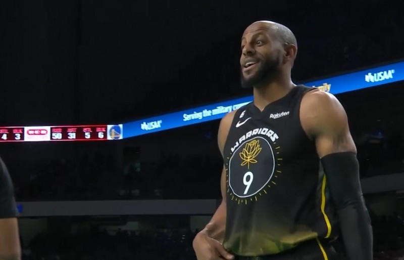 生怕您摔着?马刺两小将慢跑护送伊戈达拉单臂战斧滑翔飞扣!