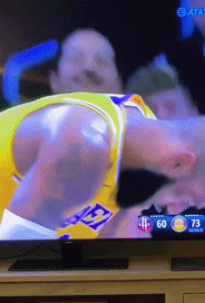 场边美女球迷面露微笑盯着詹姆斯看 网友：老詹的吸引力不可言喻