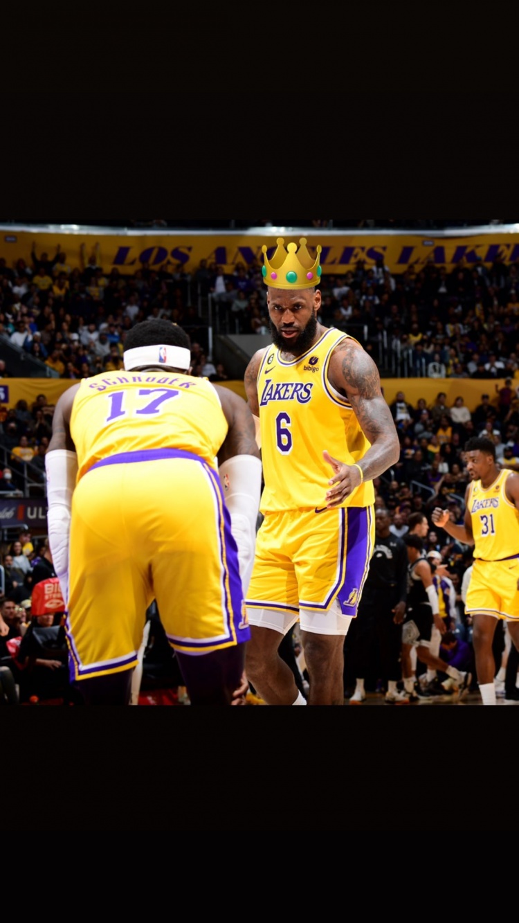 ?会来事！施罗德INS晒与詹姆斯赛场合照 并为老詹戴上皇冠