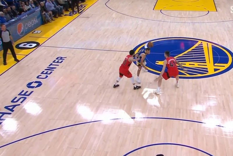 有东西!勇士祭出1盯4联防守 猛龙祖传包夹库里回应