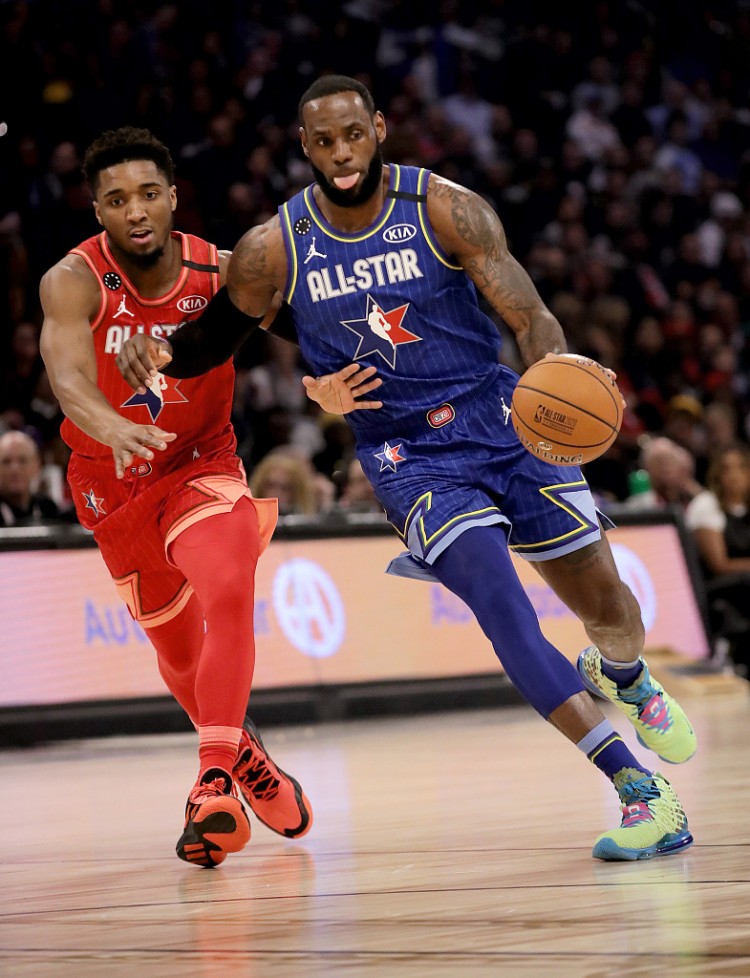 詹姆斯发推称赞米切尔：?️ 你太牛了 ????