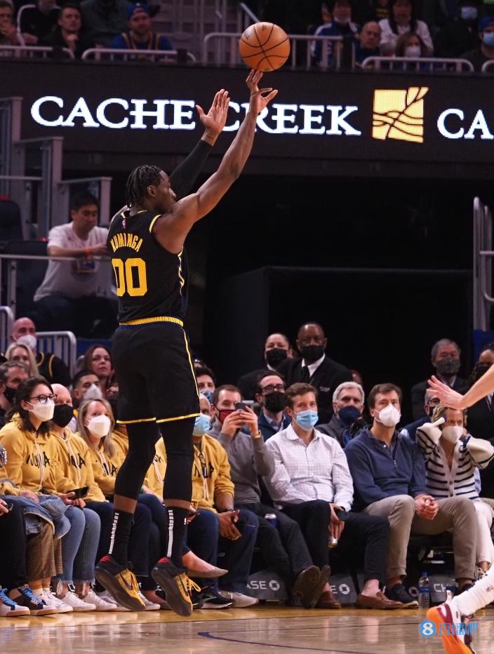 克莱赛后模仿库明加投篮姿势：他的投篮手型很棒&投得行云流水