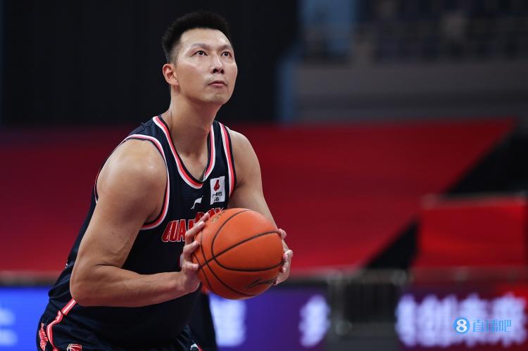 易建联17分钟4中2得到5分5板 仍能上演空接扣篮