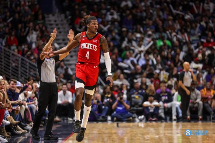 塞拉斯:杰伦-格林的决策和造犯规能力更好了 他正边打边积累经验