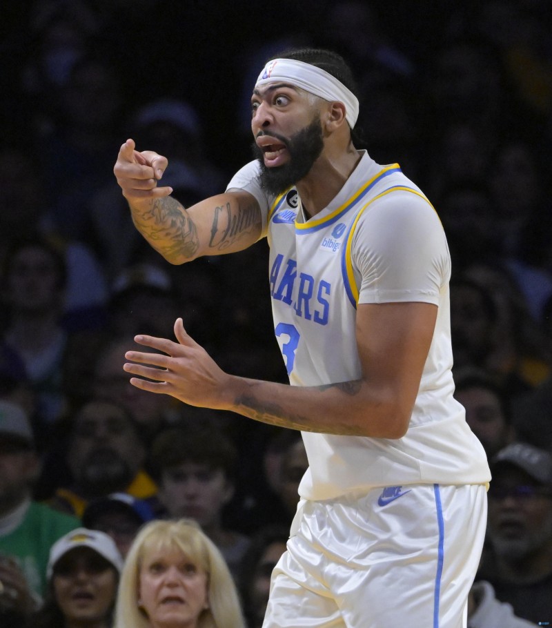 浓眉：我保证若裁判也会因漏判而被罚款 那他们会更好