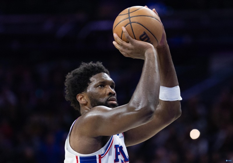 恩比德连续3场至少30分10板且罚球命中率100% 1975年贾巴尔后首人