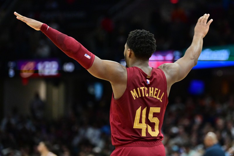 前老板的关注!韦德发推:71分 米切尔你真是一个坏家伙