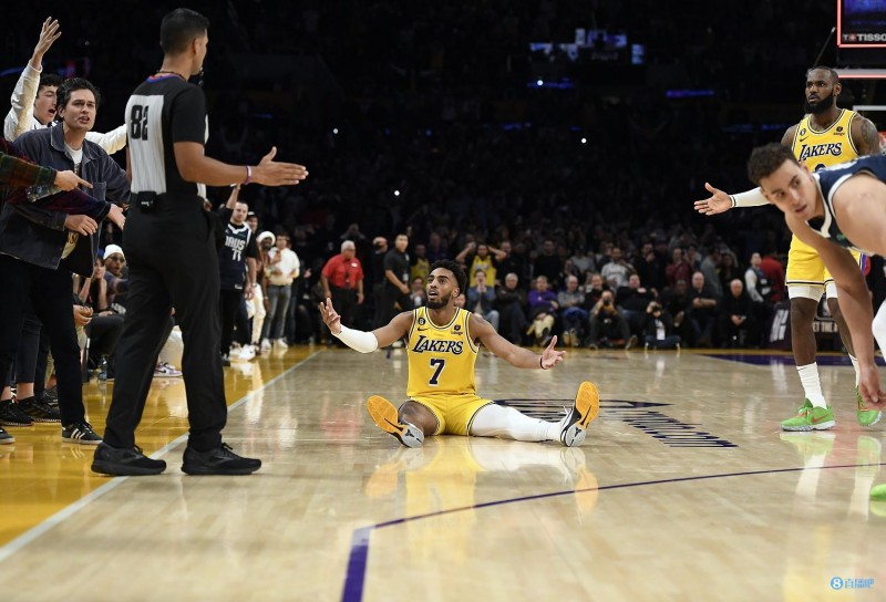 规则详解|?️哈达威“high five”布朗不是犯规 你怎么看?