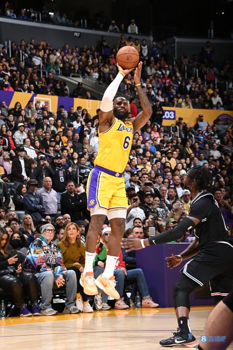 韦德晒詹姆斯赛场照 后者转发：想你了伙计 见到你总是很棒?