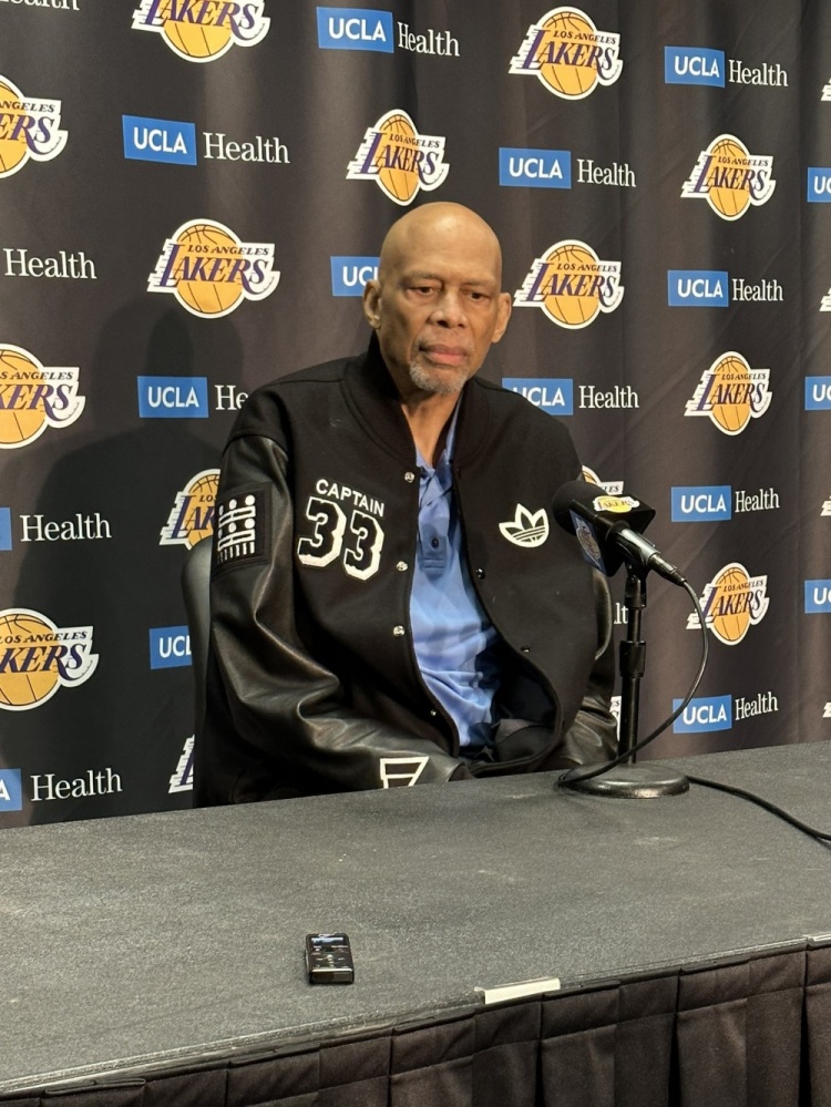 今日将举办仪式庆祝詹姆斯加冕!贾巴尔出席湖人赛前新闻发布会