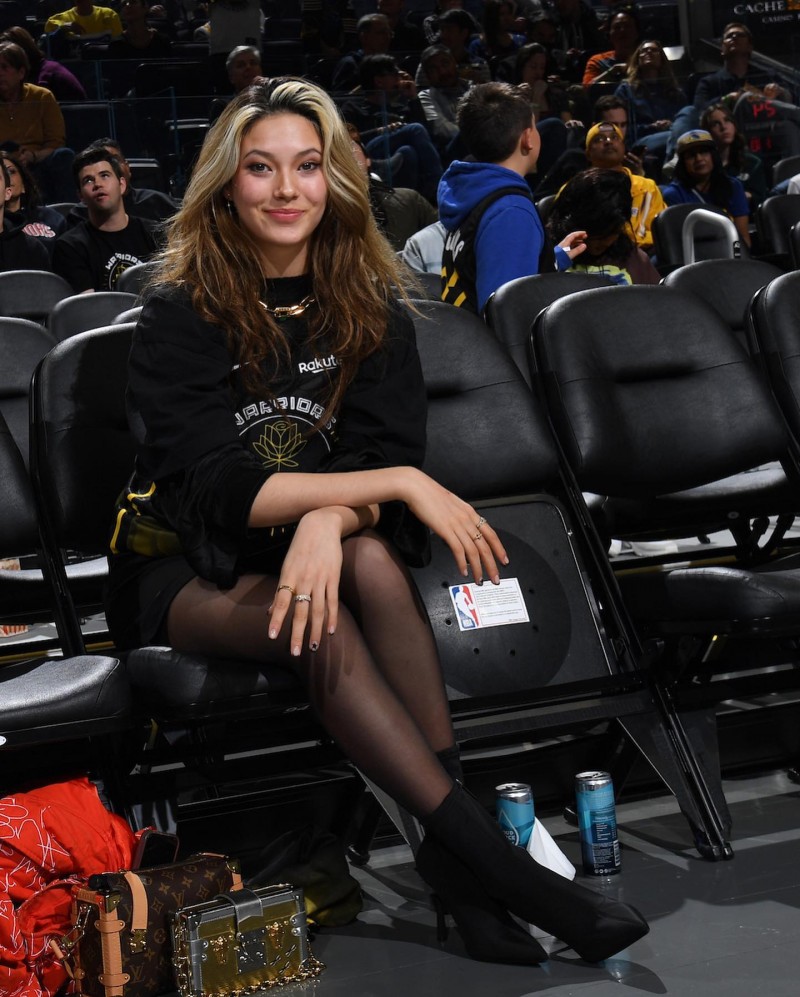 谷爱凌晒与库里、克莱等人合影&昨日观赛照:感谢勇士邀请我