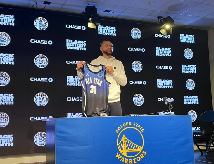 ?有点可惜呦！库里展示自己的2023年全明星球衣