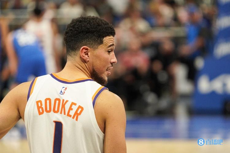 布克：我去过杜兰特家几次 他不是在看比赛就是在看集锦