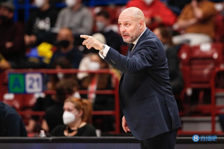 ?18人挤在三分线内练习运球 乔帅：给队员从未体验过的内容