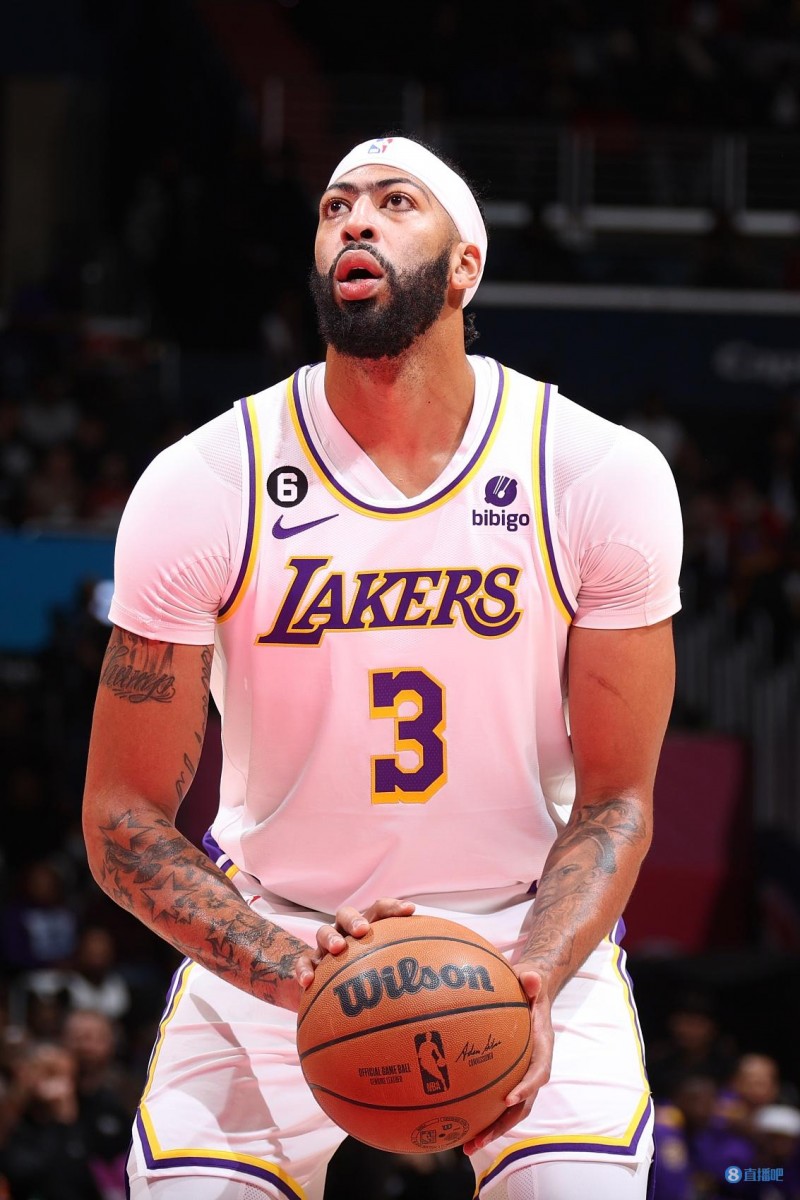 难救主!浓眉18中8拿到19分20板3帽 正负值-10