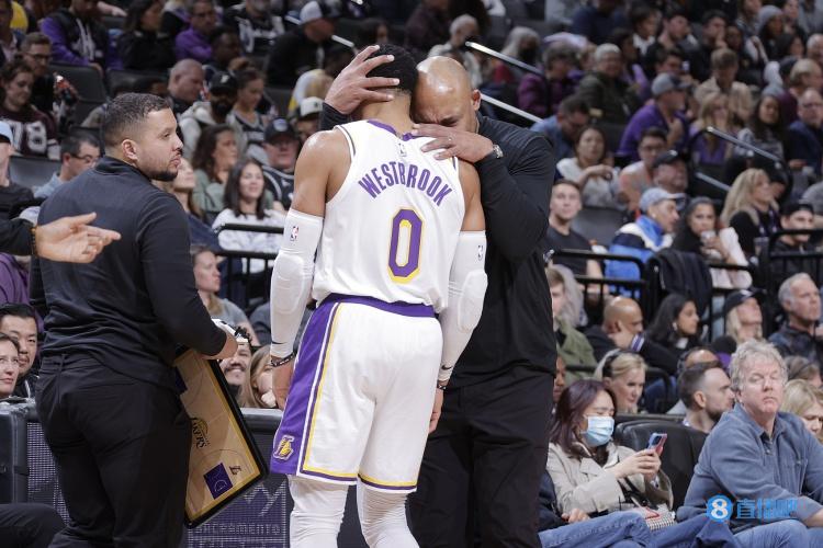 哈姆：威少做出令人难以置信的牺牲去打替补 我对他有崇高敬意